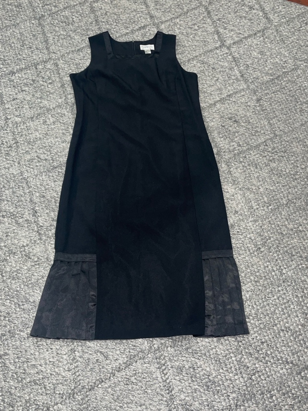 Elegant Black Sleeveless Midi Shift Dress with Pleated Hem Panels